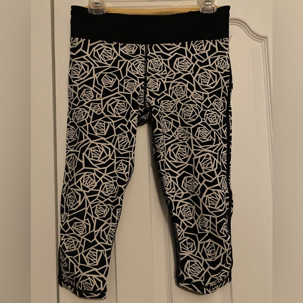 Lululemon Athletica Black and White Patterned cropped Leggings